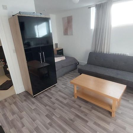Spacious Studio Maidstone - Redecorated Oct 2023 Zewnętrze zdjęcie