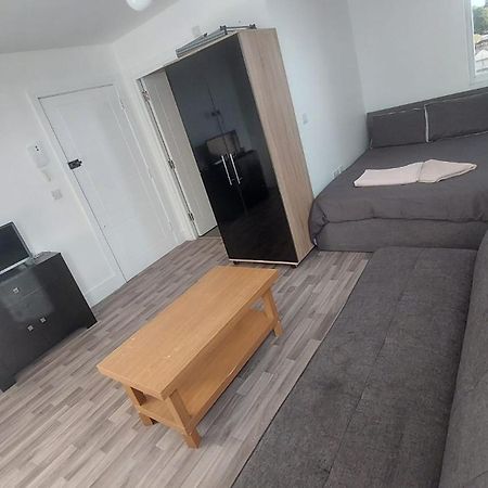 Spacious Studio Maidstone - Redecorated Oct 2023 Zewnętrze zdjęcie